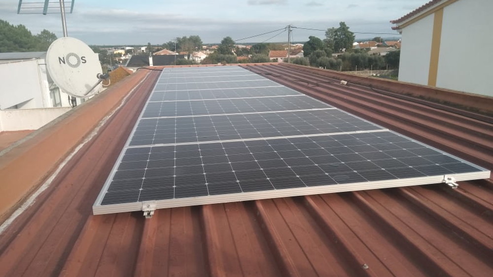 Instalação de painéis solares no edifício sede da Junta